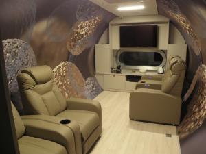 Strefa VIP - fotele, sprzęt audio, TV.